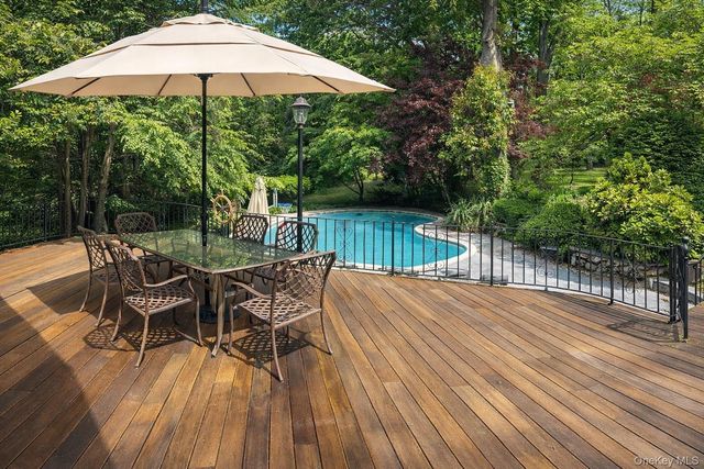 10 Dorchester Drive, Muttontown, NY 11545