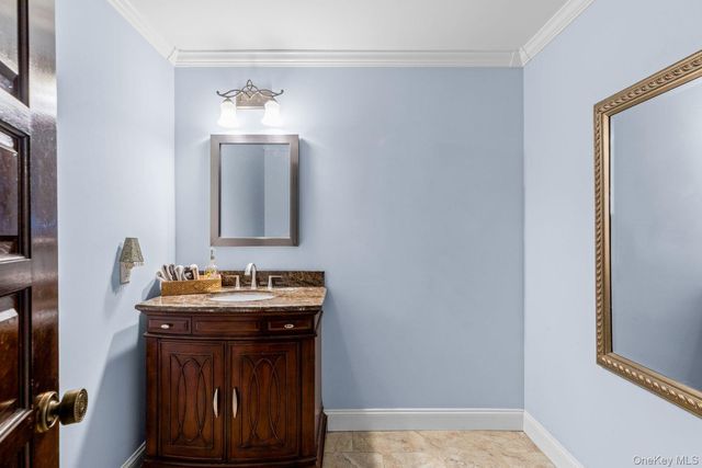 10 Dorchester Drive, Muttontown, NY 11545