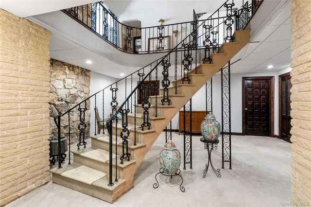 10 Dorchester Drive, Muttontown, NY 11545