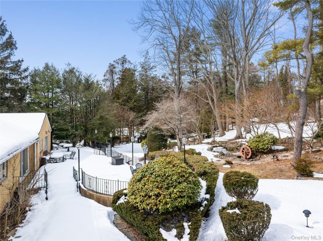 10 Dorchester Drive, Muttontown, NY 11545