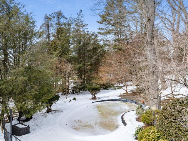 10 Dorchester Drive, Muttontown, NY 11545