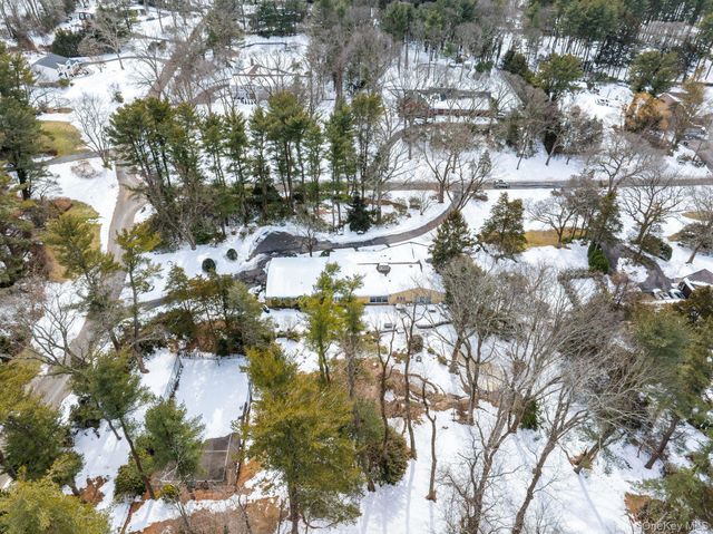 10 Dorchester Drive, Muttontown, NY 11545