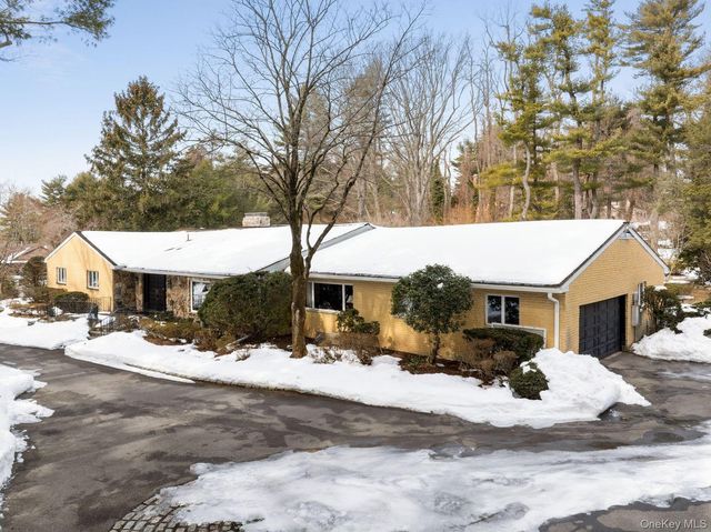 10 Dorchester Drive, Muttontown, NY 11545