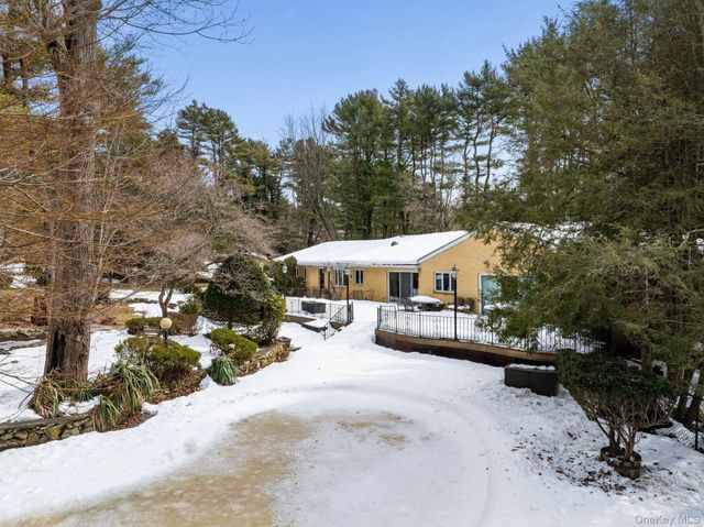 10 Dorchester Drive, Muttontown, NY 11545