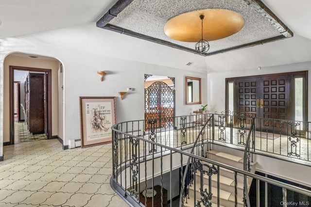 10 Dorchester Drive, Muttontown, NY 11545