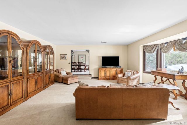 10 Dorchester Drive, Muttontown, NY 11545