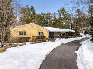 10 Dorchester Drive, Muttontown, NY 11545