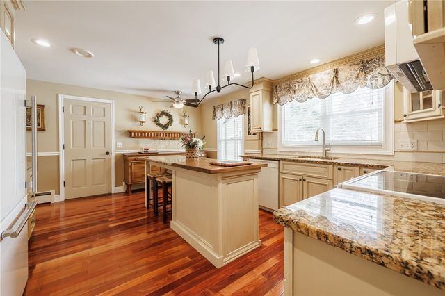 9 Bromley Road, Pittsford, NY 14534