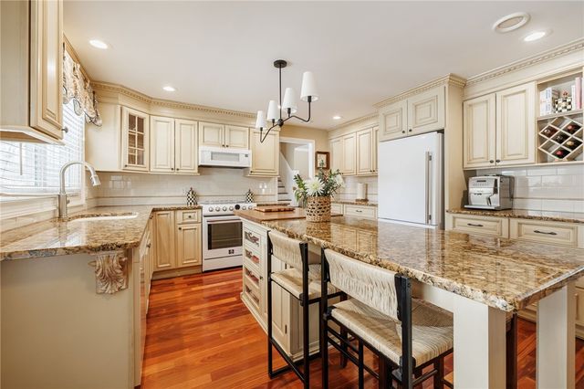 9 Bromley Road, Pittsford, NY 14534