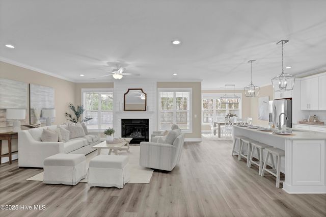 102 E Yellow Lois Drive, Hampstead, NC 28443