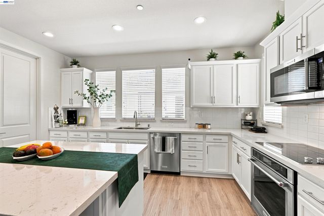 895 Manor Blvd, San Leandro, CA 94579
