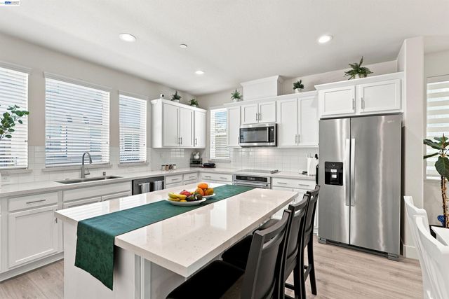 895 Manor Blvd, San Leandro, CA 94579
