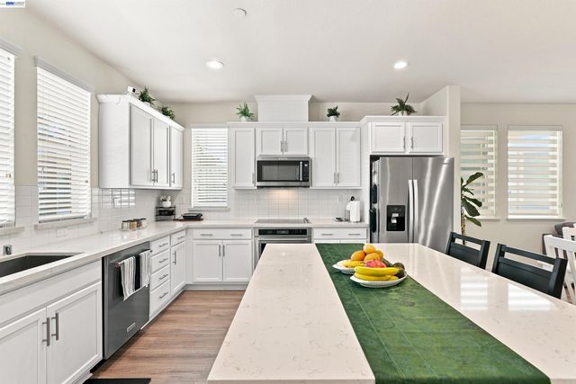 895 Manor Blvd, San Leandro, CA 94579