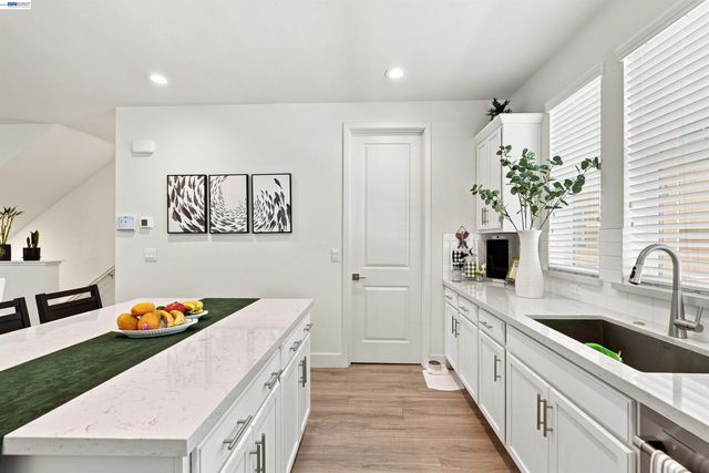 895 Manor Blvd, San Leandro, CA 94579