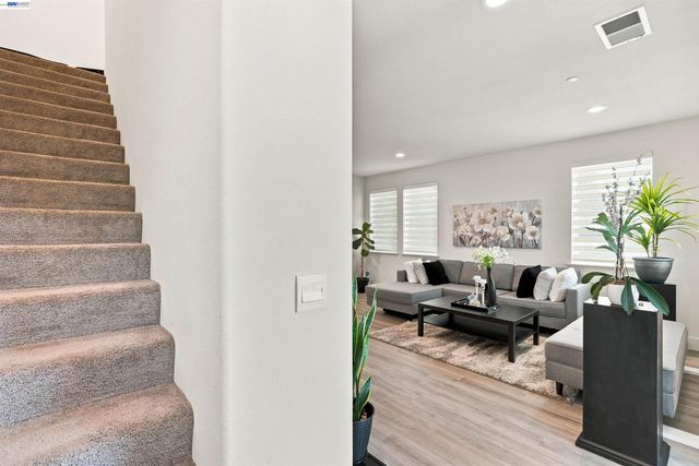 895 Manor Blvd, San Leandro, CA 94579