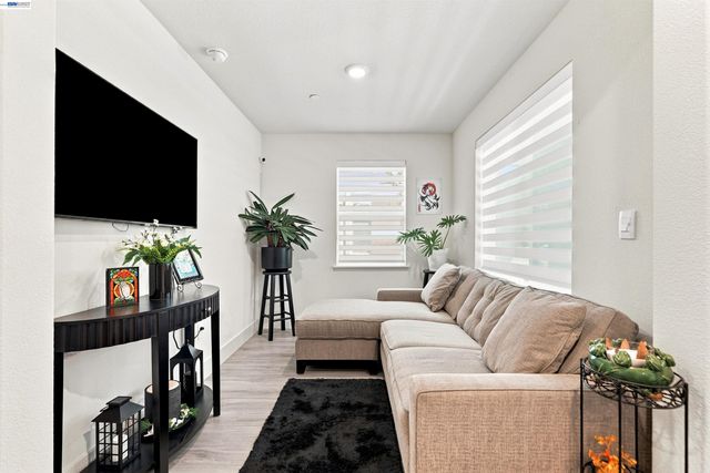 895 Manor Blvd, San Leandro, CA 94579