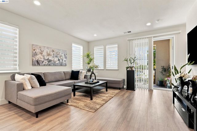 895 Manor Blvd, San Leandro, CA 94579