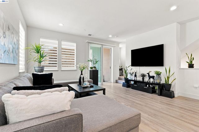 895 Manor Blvd, San Leandro, CA 94579