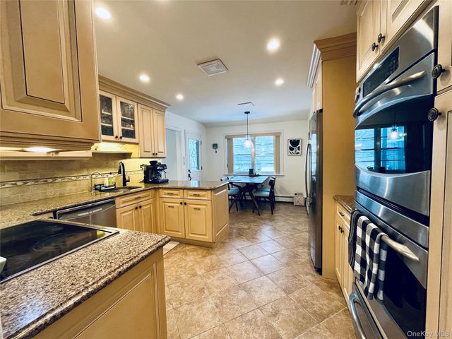 112 Crescent Drive, Searingtown, NY 11507