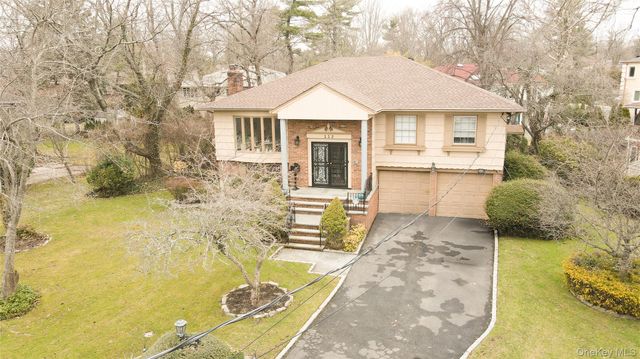 112 Crescent Drive, Searingtown, NY 11507