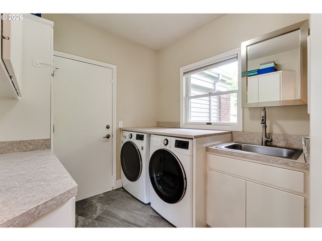 3375 BARDELL Ave, Eugene, OR 97401
