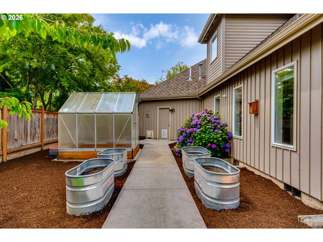 3375 BARDELL Ave, Eugene, OR 97401