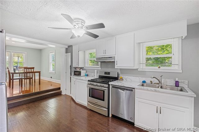 1402 E 9th Street, Jeffersonville, IN 47130