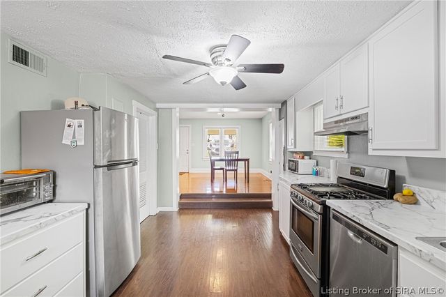 1402 E 9th Street, Jeffersonville, IN 47130