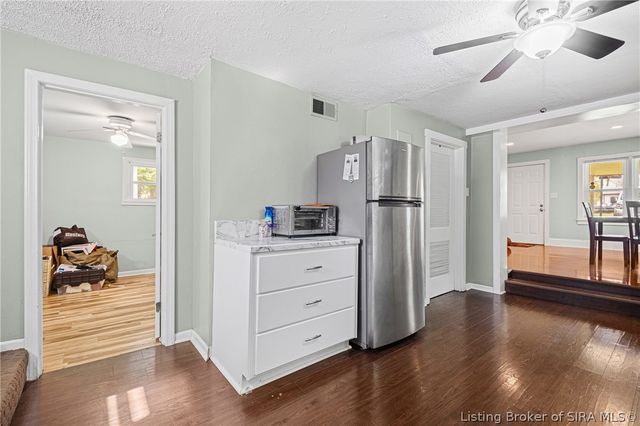 1402 E 9th Street, Jeffersonville, IN 47130