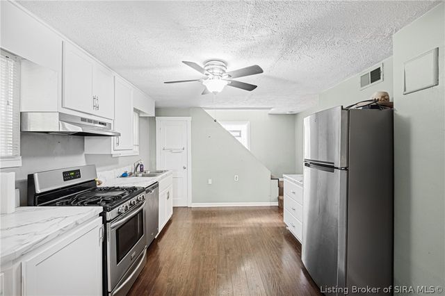 1402 E 9th Street, Jeffersonville, IN 47130