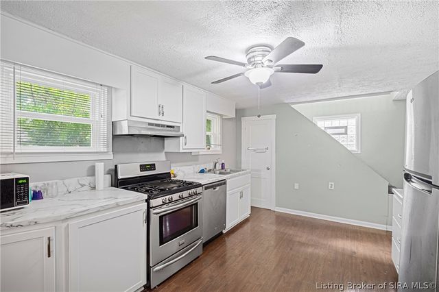 1402 E 9th Street, Jeffersonville, IN 47130
