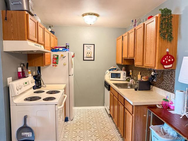 10077 Allen Pointe Drive, Allen Park, MI 48101