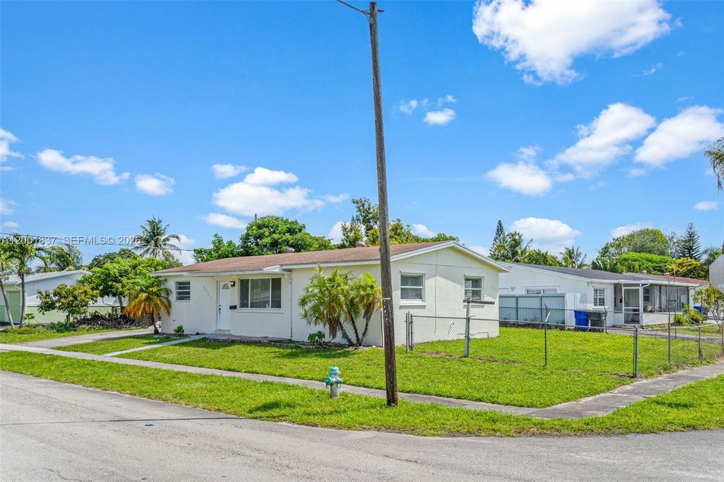 7491 Hope St, Hollywood, FL 33024