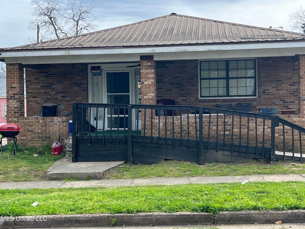 720 Mattingly Street, Vicksburg, MS 39180