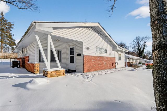 9732 Cambria Drive, St Louis, MO 63136