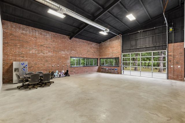 1306 Morrow Road, Valley View, TX 76272