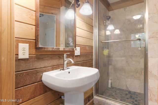 7091 Shiyou Road, Kiln, MS 39556