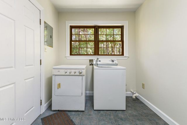 7091 Shiyou Road, Kiln, MS 39556