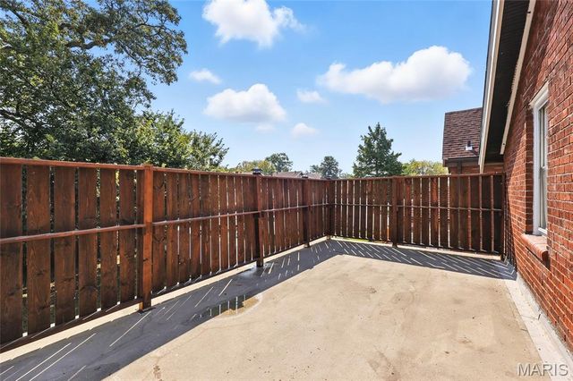 7443 Augusta Avenue, St Louis, MO 63121