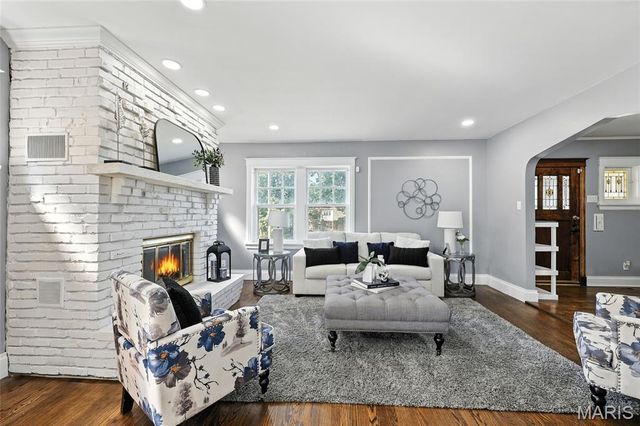 7443 Augusta Avenue, St Louis, MO 63121