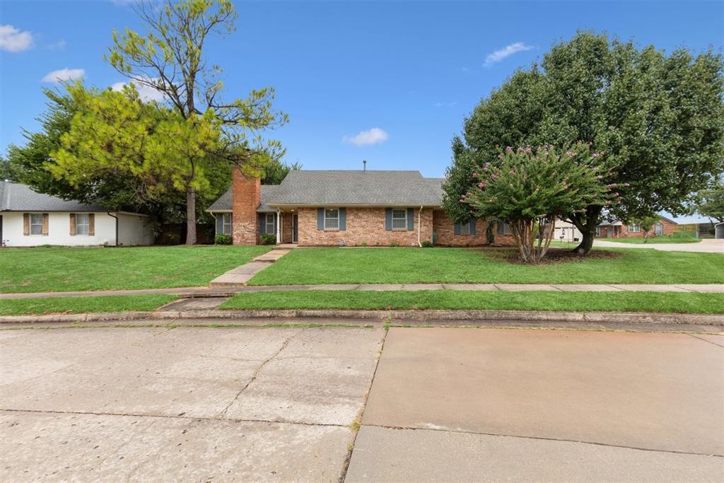 1701 Heritage Circle, Moore, OK 73160