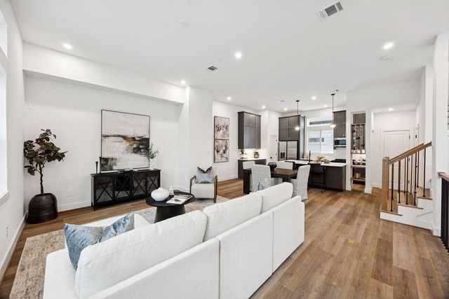 2125C Hoskins Drive, Houston, TX 77080