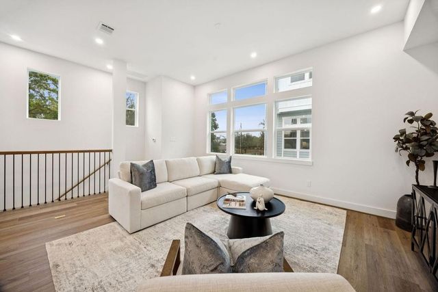 2125C Hoskins Drive, Houston, TX 77080