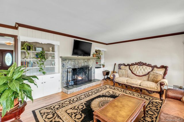 18 Beech Road, Islip, NY 11751