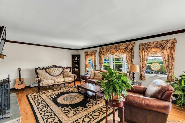 18 Beech Road, Islip, NY 11751