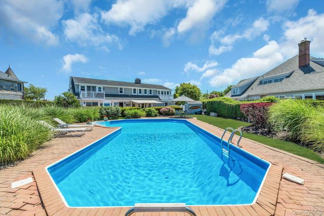 18 Beech Road, Islip, NY 11751