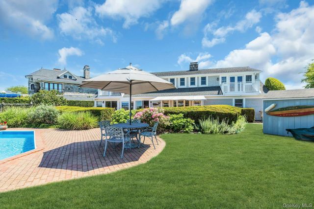 18 Beech Road, Islip, NY 11751