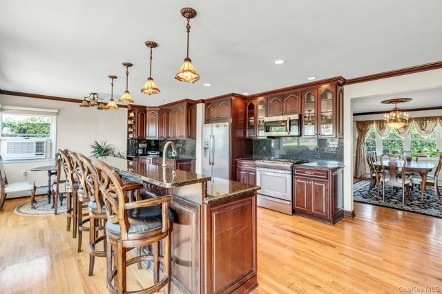 18 Beech Road, Islip, NY 11751