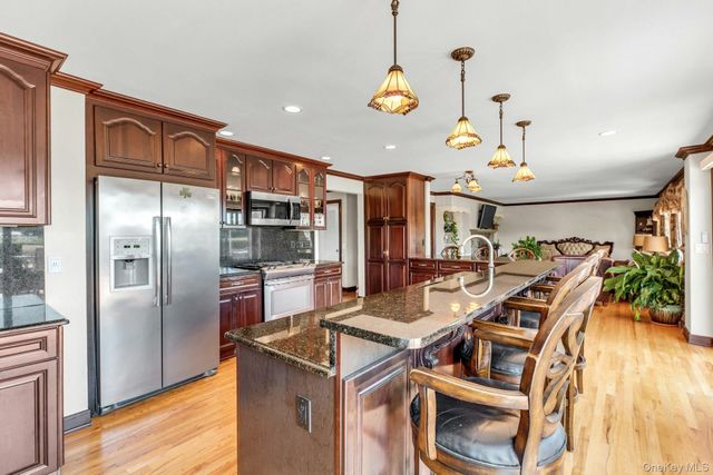 18 Beech Road, Islip, NY 11751