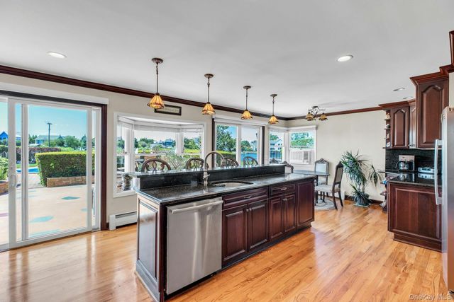 18 Beech Road, Islip, NY 11751